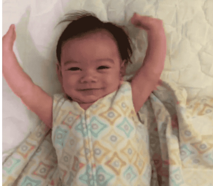 Video bayi lakukan gerakan sama tiap bangun pagi ini ngegemesin banget