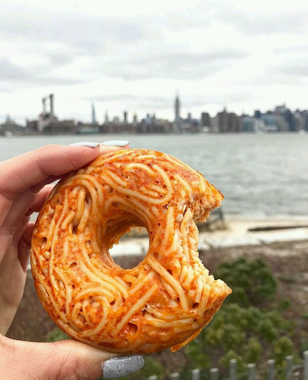 Kreasi spageti donat ini uniknya bikin nggak sabar pengen nyobain