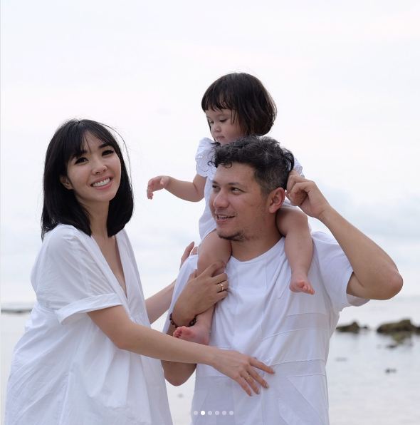 Tak cuma anak band, 10 presenter ini juga taklukkan hati wanita cantik