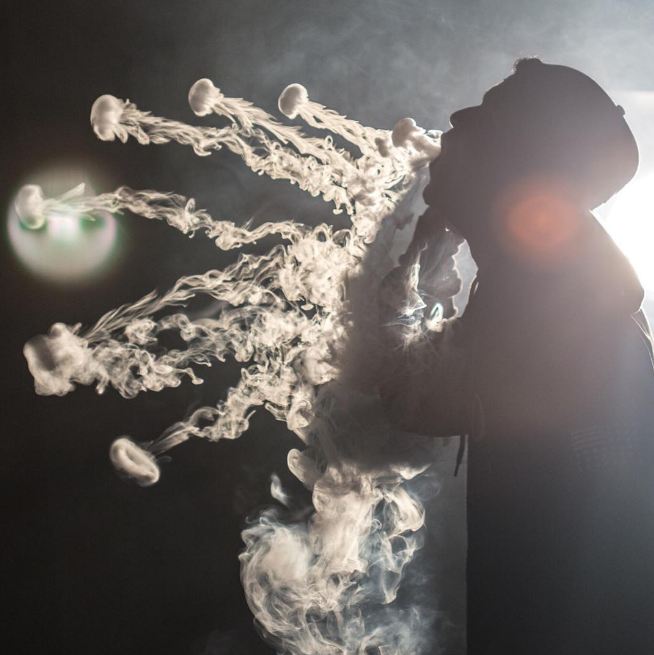 15 Foto slow motion seni memainkan asap vape, kerennya bikin terkesima