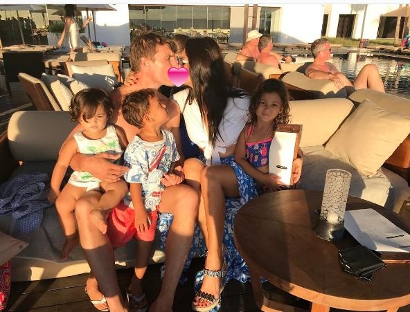 Bikin iri, 11 pasangan seleb ini tak segan unggah foto ciuman mesranya