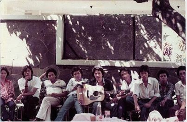 15 Foto gaya mahasiswa angkatan tahun 70-an, hipster abis