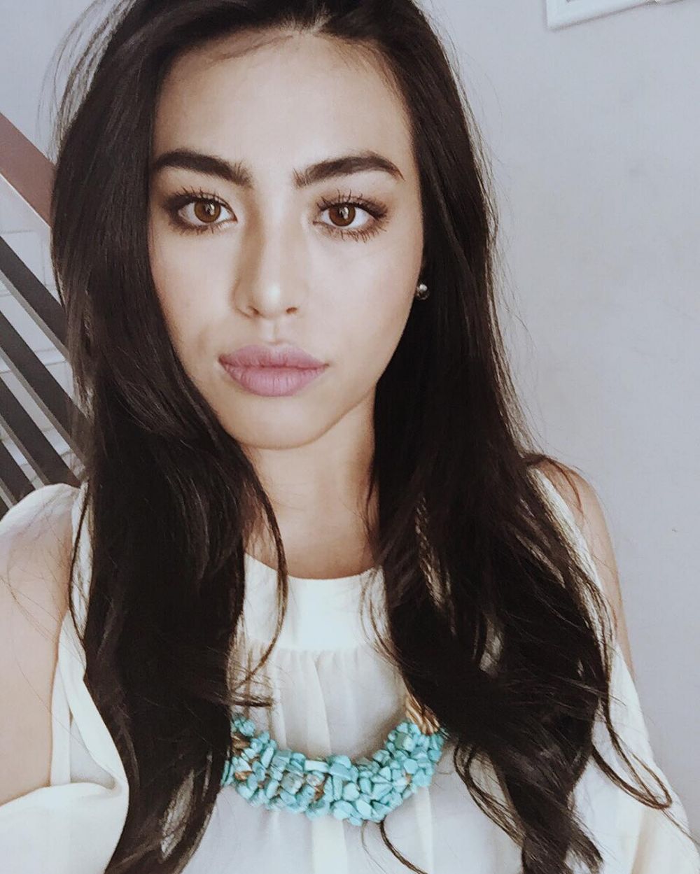 Ini sosok penyanyi cantik di debat Pilkada DKI putaran II, idolamu ya?