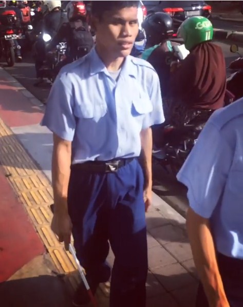 Tak pedulikan difabel, kelakuan pemotor ini bikin ngelus dada