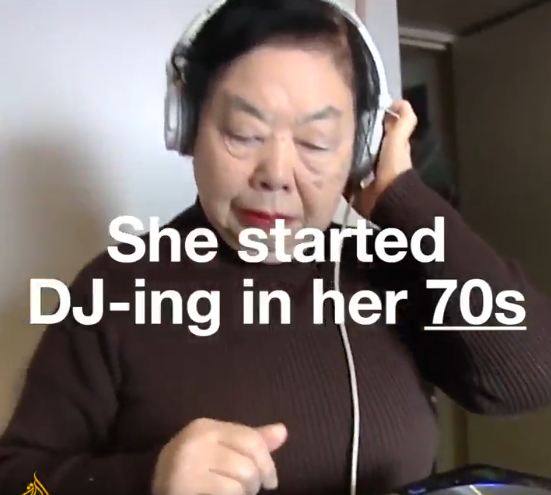 Nenek 82 tahun ini pagi jualan dimsum, kalau malam kerja jadi DJ