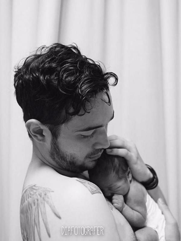 12 Foto artis hot daddy saat gendong anak, cewek-cewek wajib tahu nih