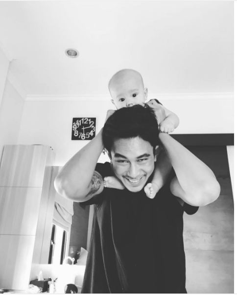 12 Foto artis hot daddy saat gendong anak, cewek-cewek wajib tahu nih