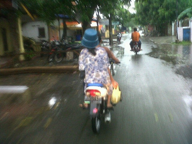 11 Foto kelakuan kocak orang Indonesia ganti helm dengan benda lain