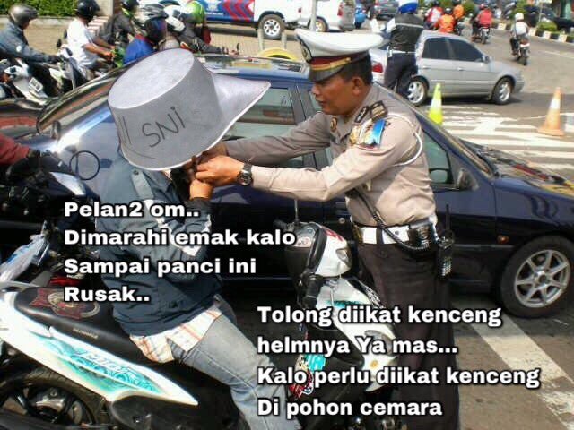 11 Foto kelakuan kocak orang Indonesia ganti helm dengan benda lain