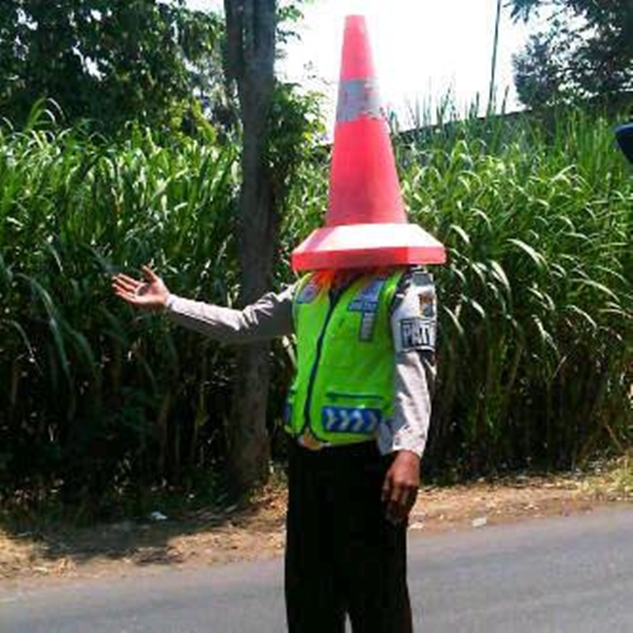 11 Foto kelakuan kocak orang Indonesia ganti helm dengan benda lain