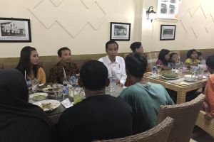 5 Potret saat Jokowi memilih makan di warung biasa, merakyat banget