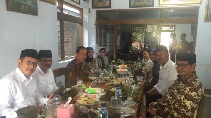 5 Potret saat Jokowi memilih makan di warung biasa, merakyat banget
