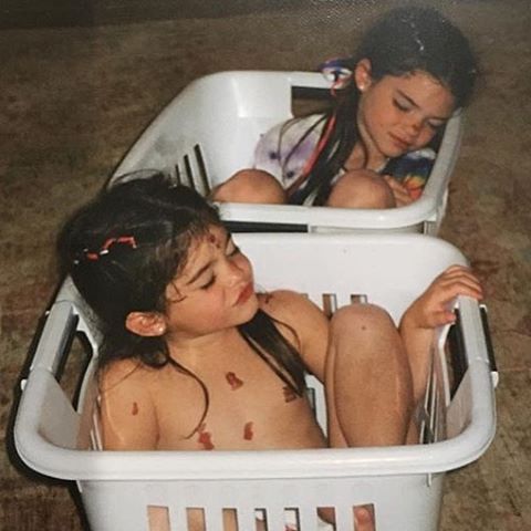 16 Foto masa kecil Kendall dan Kylie Jenner, imut banget