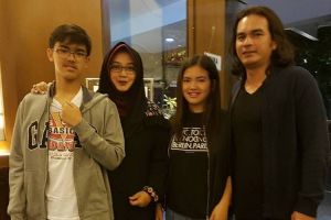 18 Tahun menikah, ini 10 foto harmonisnya Teddy Syah dan Rina Gunawan