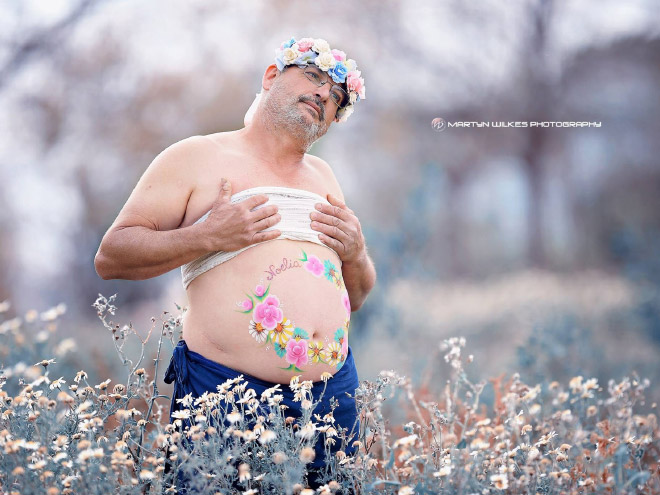 10 Potret pria saat tirukan foto kehamilan, bikin ngakak kegelian 