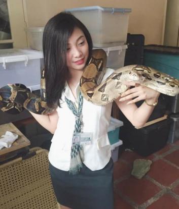 Kenalin Kheny Soliva, guru seksi yang bikin kamu nggak pengen bolos