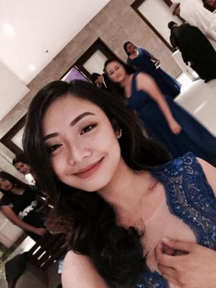 Kenalin Kheny Soliva, guru seksi yang bikin kamu nggak pengen bolos