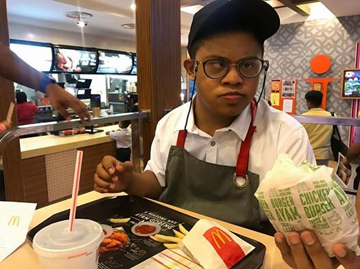 Karyawan Mcdonalds ini buktikan pengidap down syndrome bisa mandiri