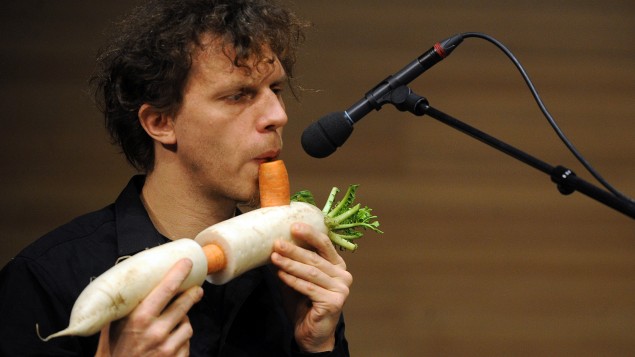 10 Potret penampilan grup musisi yang bikin sayuran jadi alat musik