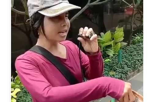 Nyanyikan lagunya Rossa, suara emas pengamen tunanetra ini memukau