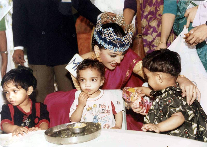 10 Foto lawas aktivitas Aishwarya Rai saat menjadi Miss World 1994