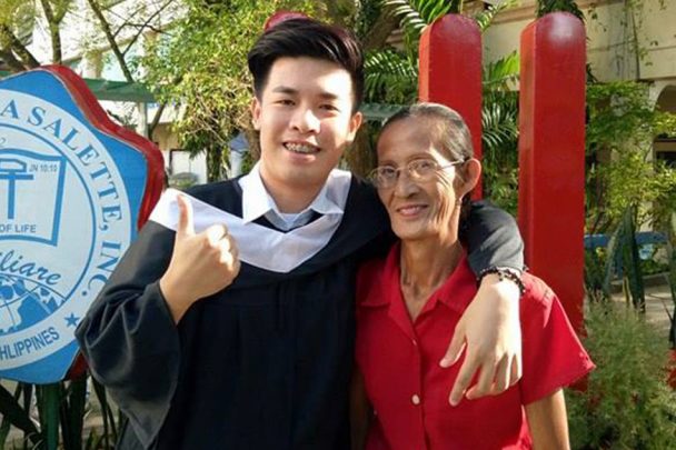 Anak buruh cuci ini lulus berpredikat cumlaude, kisahnya mengharukan