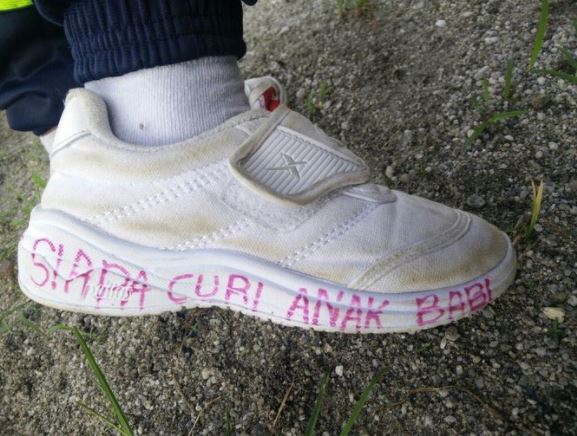 Tulisan di sepatu anak sekolah ini bikin tepuk jidat, sadis abis