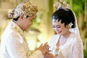 Resmi menikah, yuk intip 9 foto momen bahagia Caca Tengker dan Barry