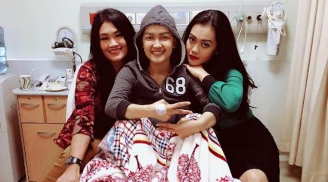 10 Foto kedekatan Julia Perez dengan sang ibunda, 'teman' suka & duka
