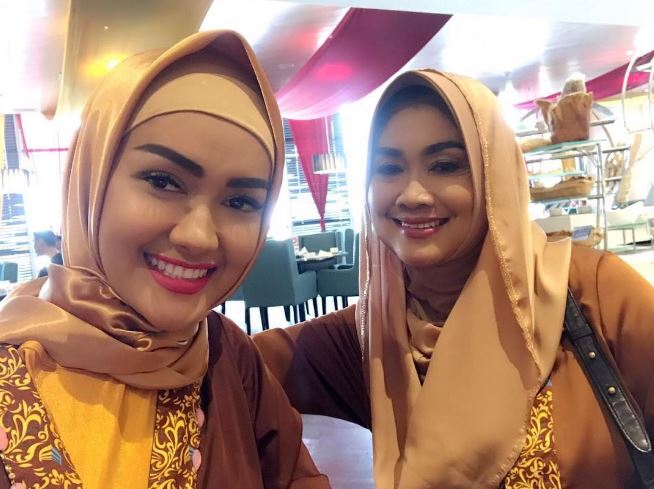 10 Foto kedekatan Julia Perez dengan sang ibunda, 'teman' suka & duka