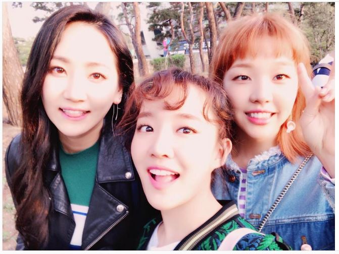 10 Foto serunya seleb Korea nonton konser Coldplay di Seoul, asyik nih