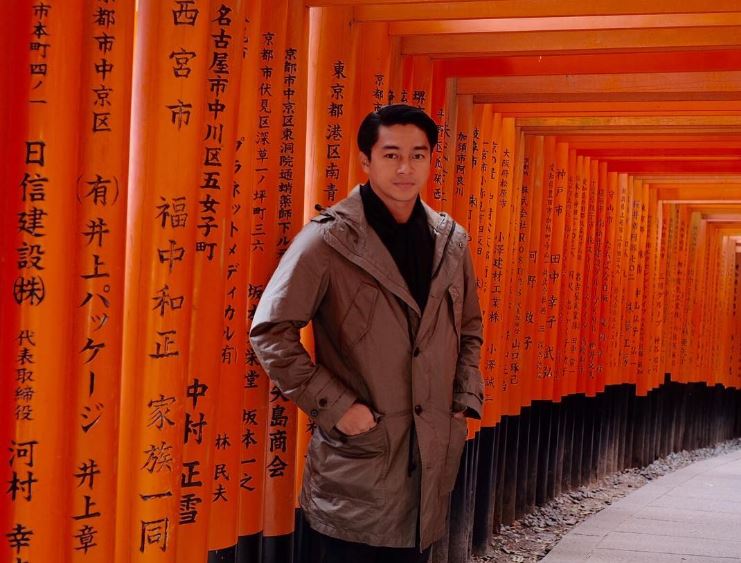 7 Foto ini bukti Deva Mahenra cocok jadi Gong Yoo versi Indonesia