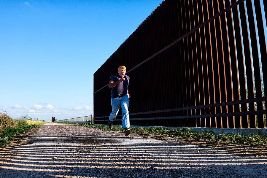 12 Foto sindiran ketika Donald Trump digambarkan jadi pekerja imigran