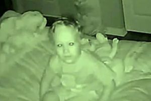 Rekaman CCTV kamar anak ini buat orangtuanya terkejut, isinya apa ya?