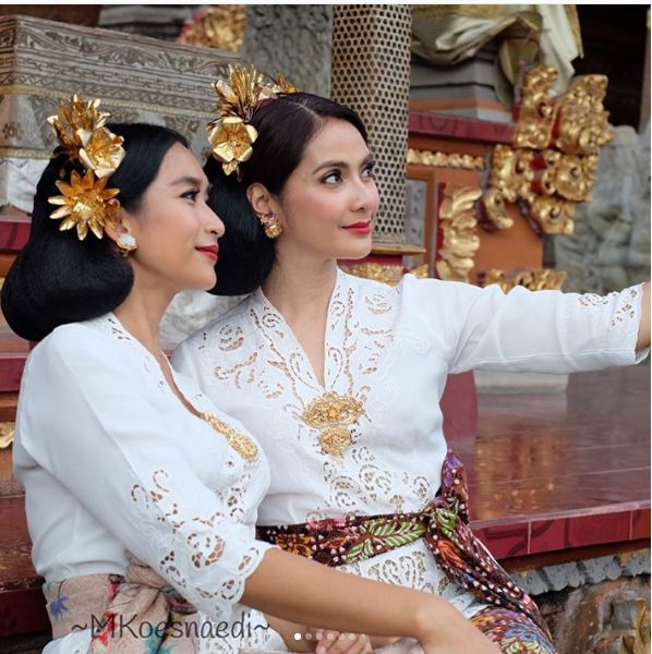 Pakai baju adat Bali, Happy Salma & Maudy Koesnaedi bak saudara kembar