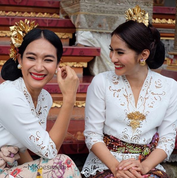 Pakai baju adat Bali, Happy Salma & Maudy Koesnaedi bak saudara kembar