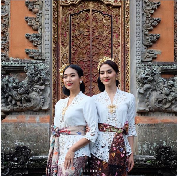 Pakai baju adat Bali, Happy Salma & Maudy Koesnaedi bak saudara kembar