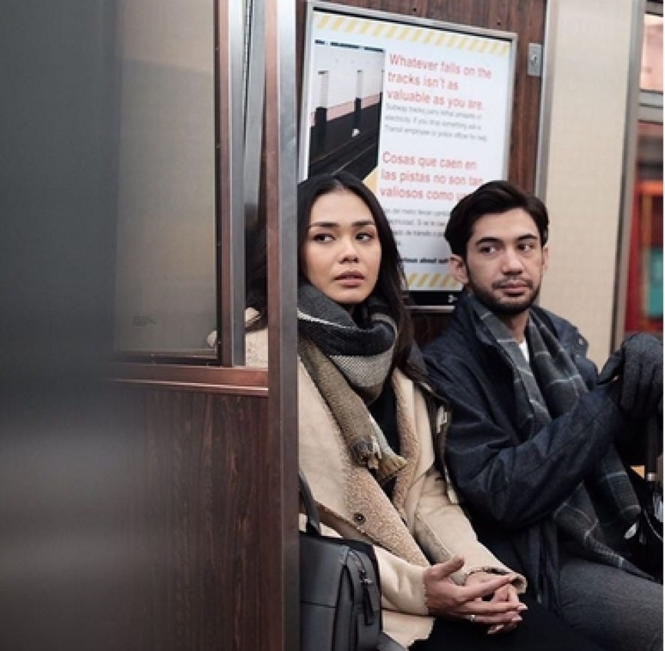 10 Foto mesra Reza Rahadian & Adinia Wirasti di film Critical Eleven