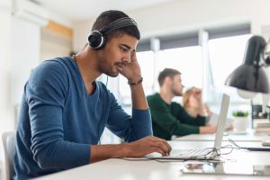 5 Manfaat kesehatan kerja sambil dengerin musik, ternyata penting lho