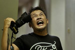 Heboh video Dian Satro tepis tangan fans, malah Hanung yang minta maaf