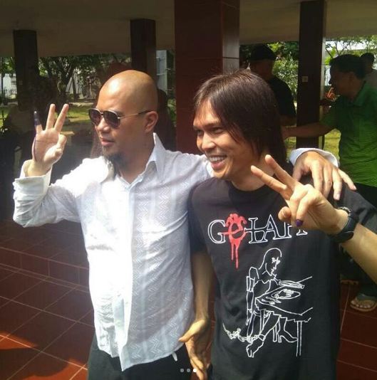 Ahmad Dhani dan Once foto bareng, netizen fokus ke jari tangannya