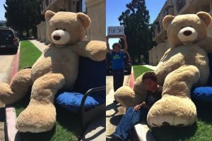 Sedih bonekanya tak laku, bocah ini kaget saat tahu siapa pembelinya