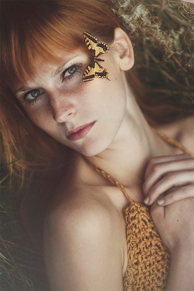 15 Potret wanita berambut merah menyala, cantiknya alami