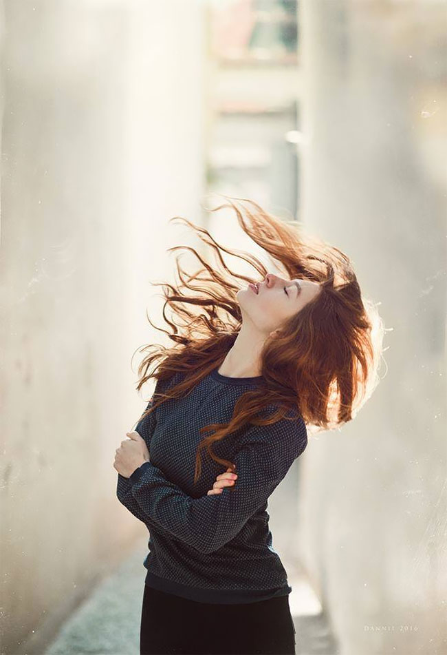 15 Potret wanita berambut merah menyala, cantiknya alami