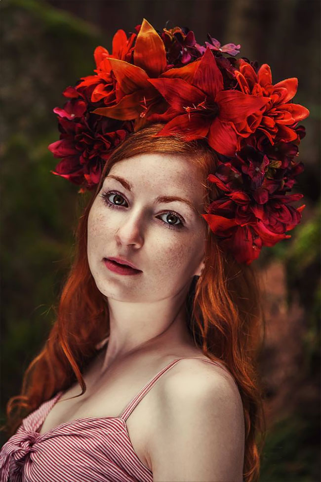 15 Potret wanita berambut merah menyala, cantiknya alami