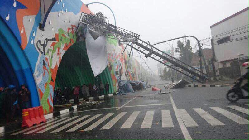 5 Potret kondisi Bandung diguyur hujan es, banyak pohon tumbang