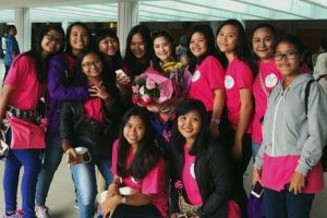 Potret kebersamaan 7 seleb dengan fansnya, kompak abis