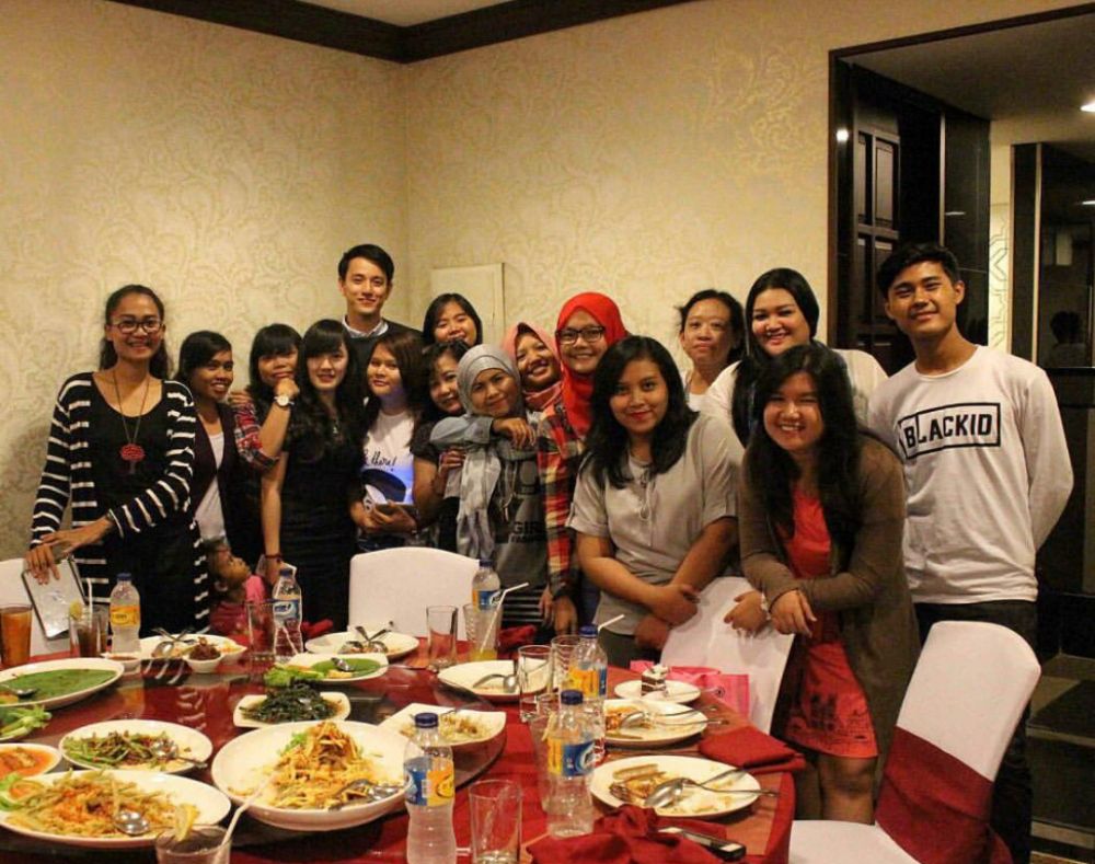 Potret kebersamaan 7 seleb dengan fansnya, kompak abis