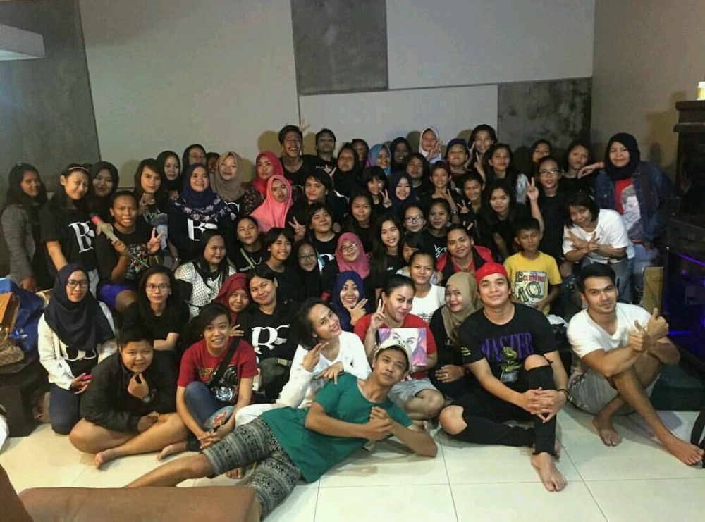 Potret kebersamaan 7 seleb dengan fansnya, kompak abis