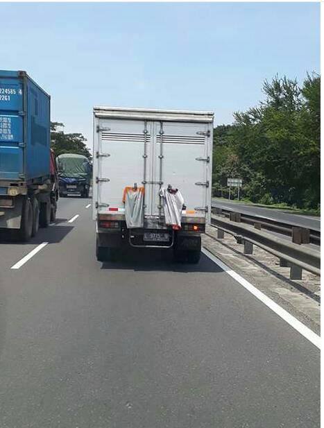 7 Foto ini tunjukan tingkah aneh orang Indonesia saat jemur pakaian